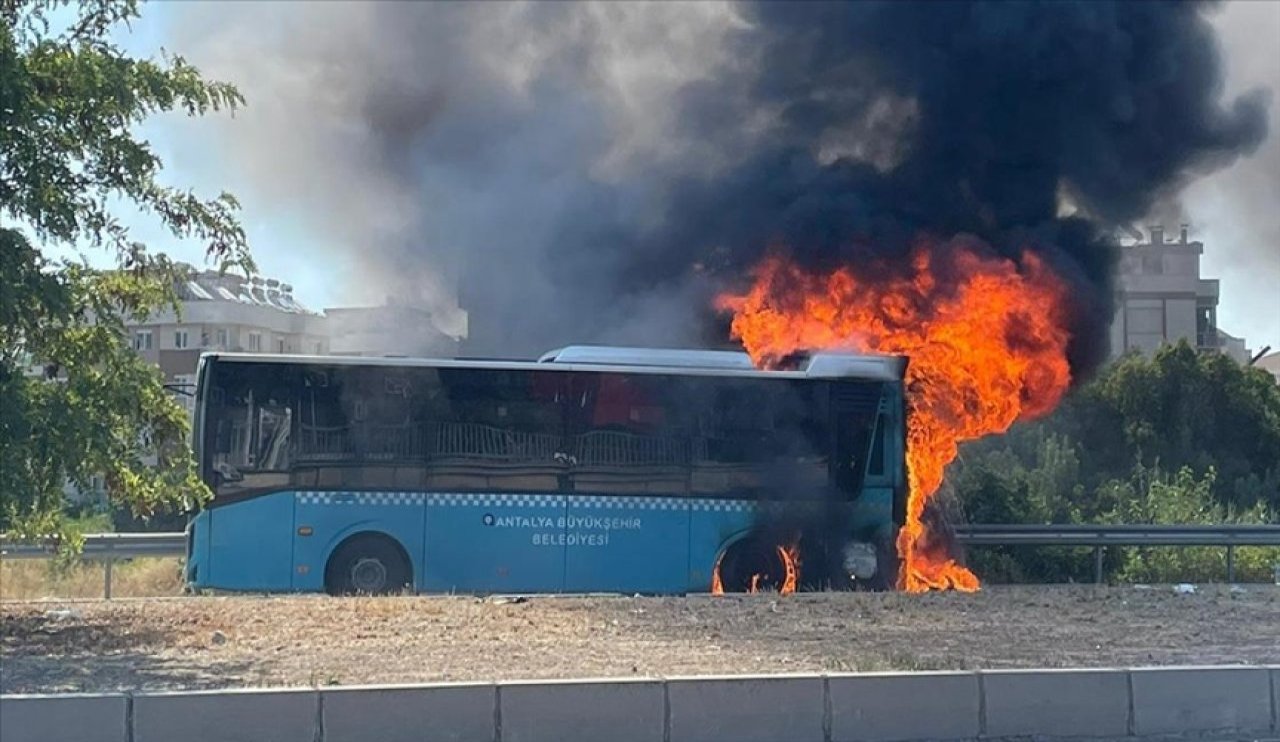 Halk otobüsü alev alev yandı!