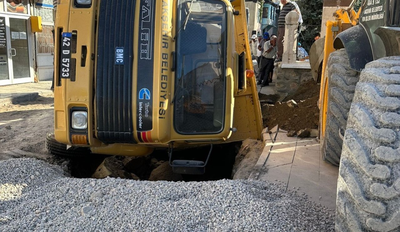 Konya'da bir anda yol çöktü! Kamyon çukura düştü