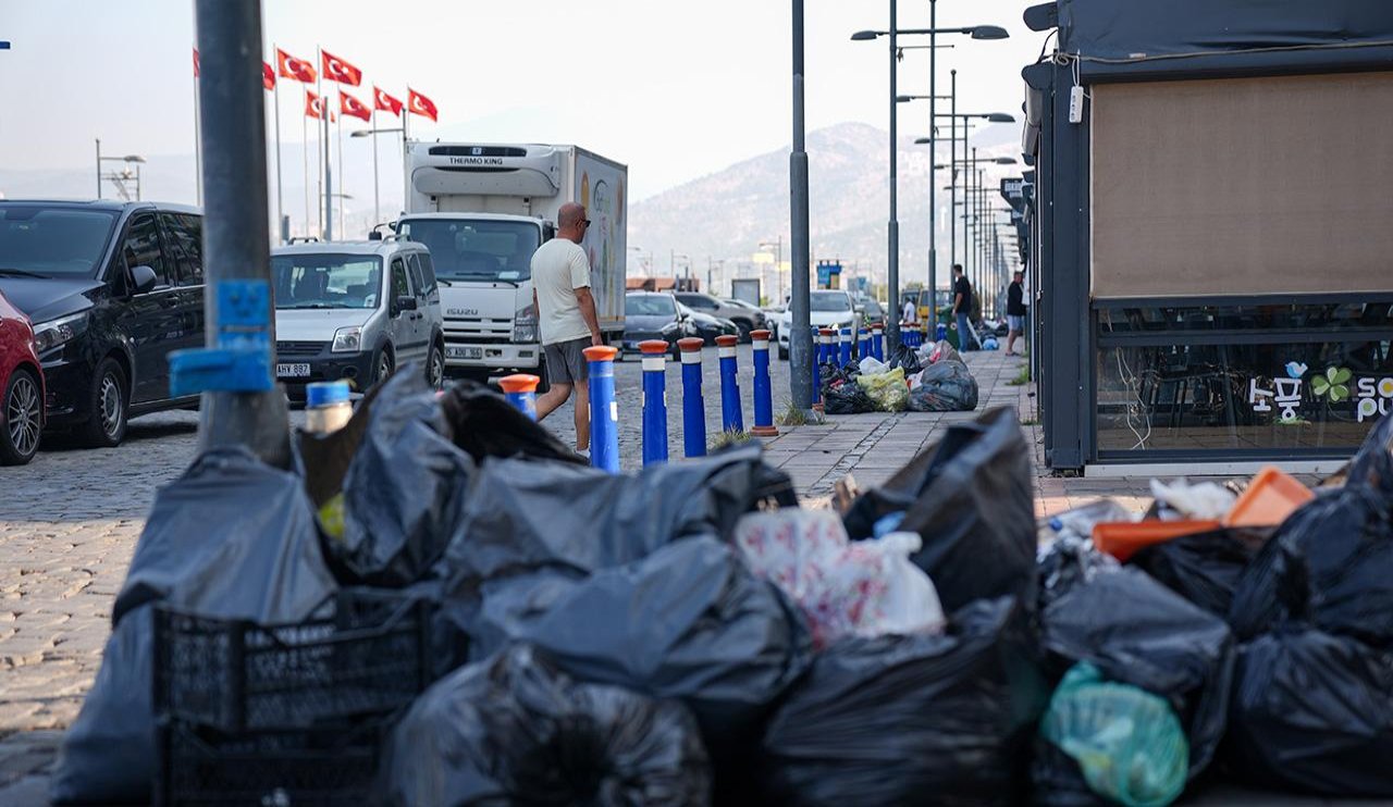 İzmir çöplüğe döndü! Bakın nedeni neymiş...