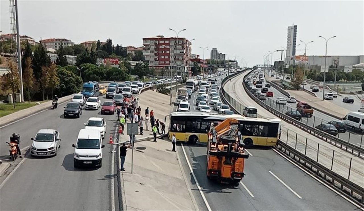 İstanbul'da feci otobüs kazası! Yol trafiğe kapatıldı...