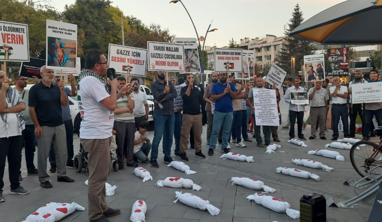 Duygulandıran farkındalık! Kanlı kefene sarılmış çocuk maketleri Konya'da sergilendi