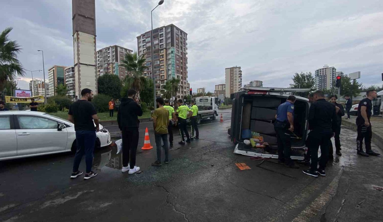 Otomobil ile minibüs çarpıştı! 1’i bebek çok sayıda yaralı var...