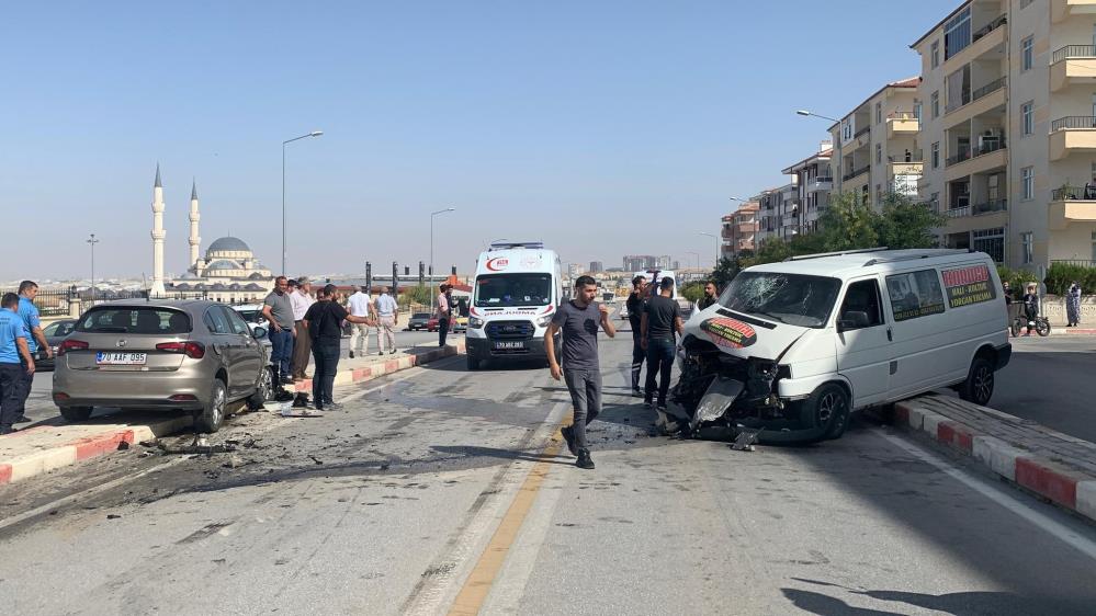 Karaman'da araçlar kafa kafaya girdi: 6 yaralı