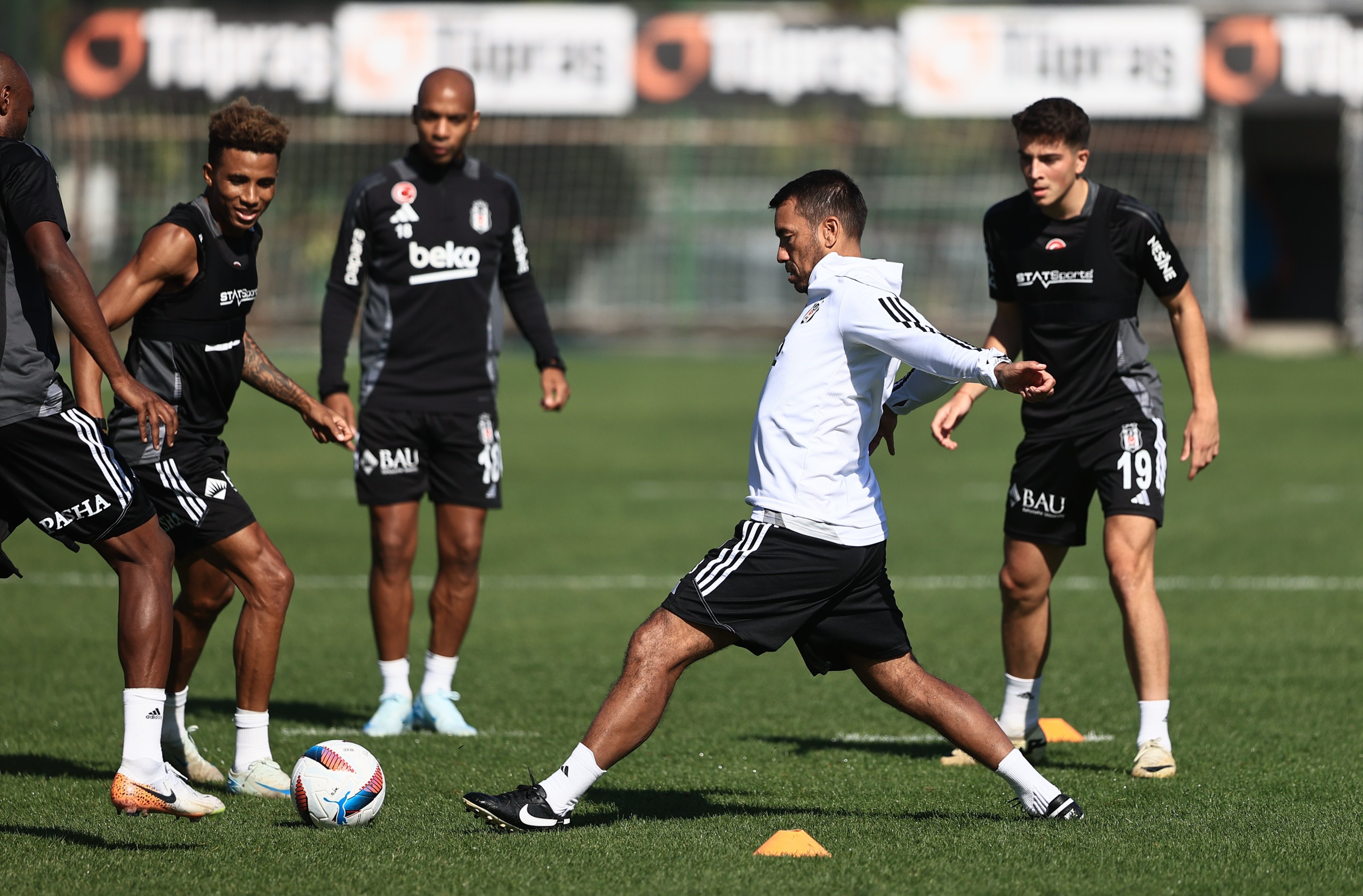 Beşiktaş, izin sonrasında Konyaspor mesaisine devam etti! Stoper için hangi isim öne çıkıyor