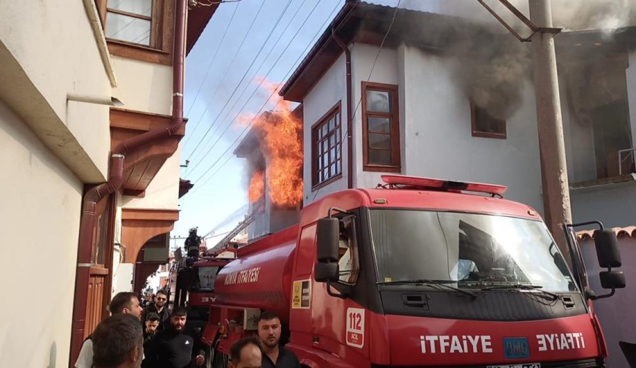 Konya'da yangın! Yandaki eve de sıçradı