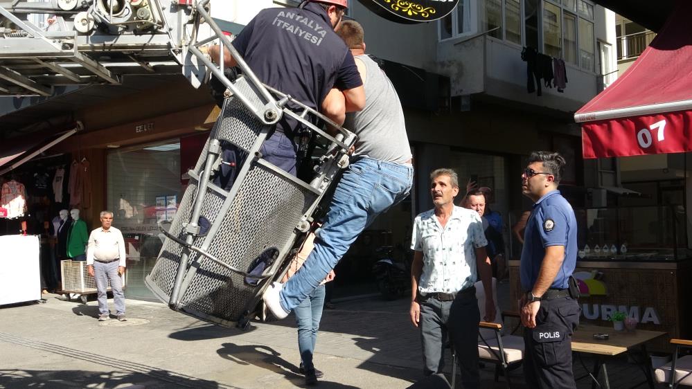 Pencereden sarkan genç korku saçtı!