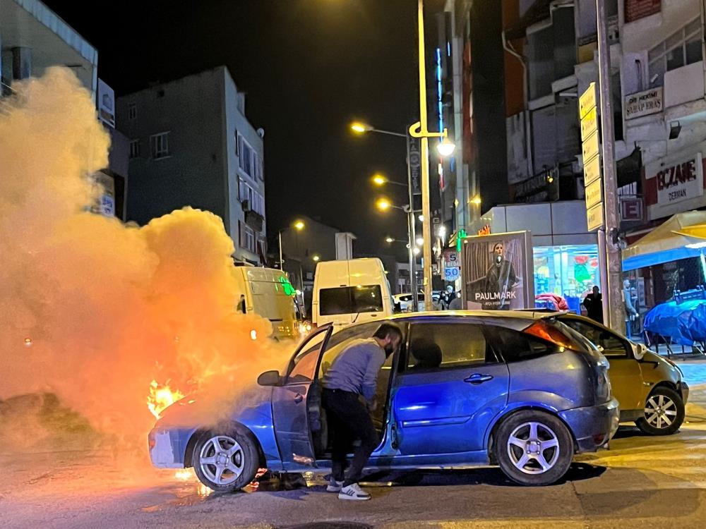 Aracı yaparken telefonunu almaya çalıştı!