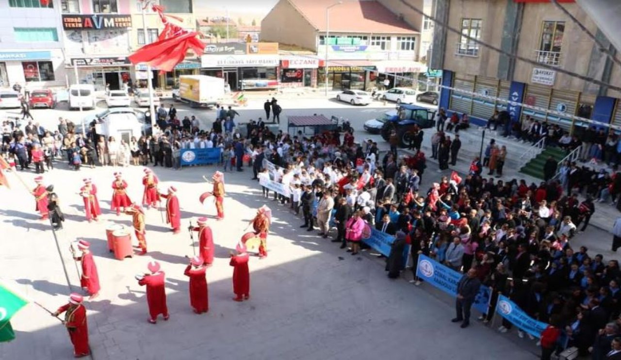 Yunak halkı Cumhuriyet'in 101. Yılında meydanlarda buluştu