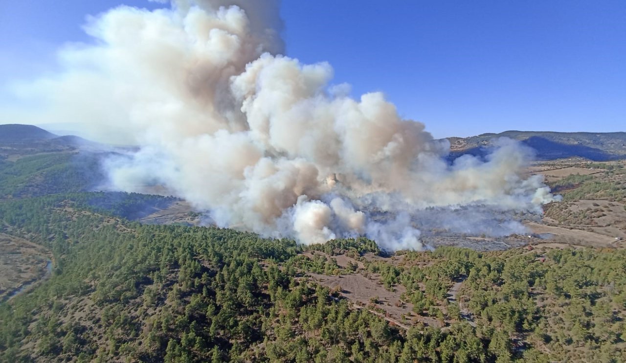 62 personel ve 1 helikopterin müdahale ettiği yangın hızla büyüyor