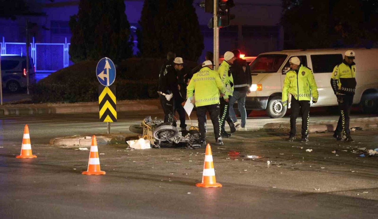 Meram’da kavşakta feci kaza! Motosiklet paramparça oldu