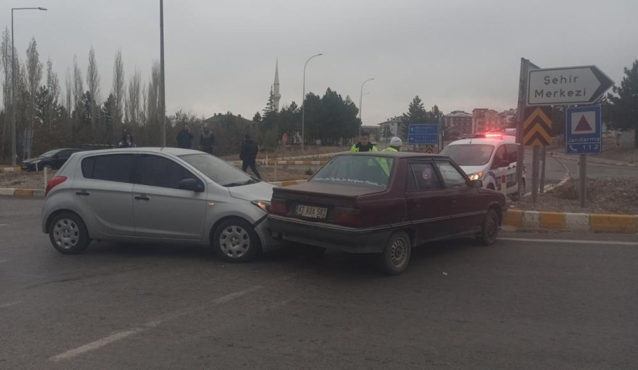 Konya'da kavşakta feci çarpışma!