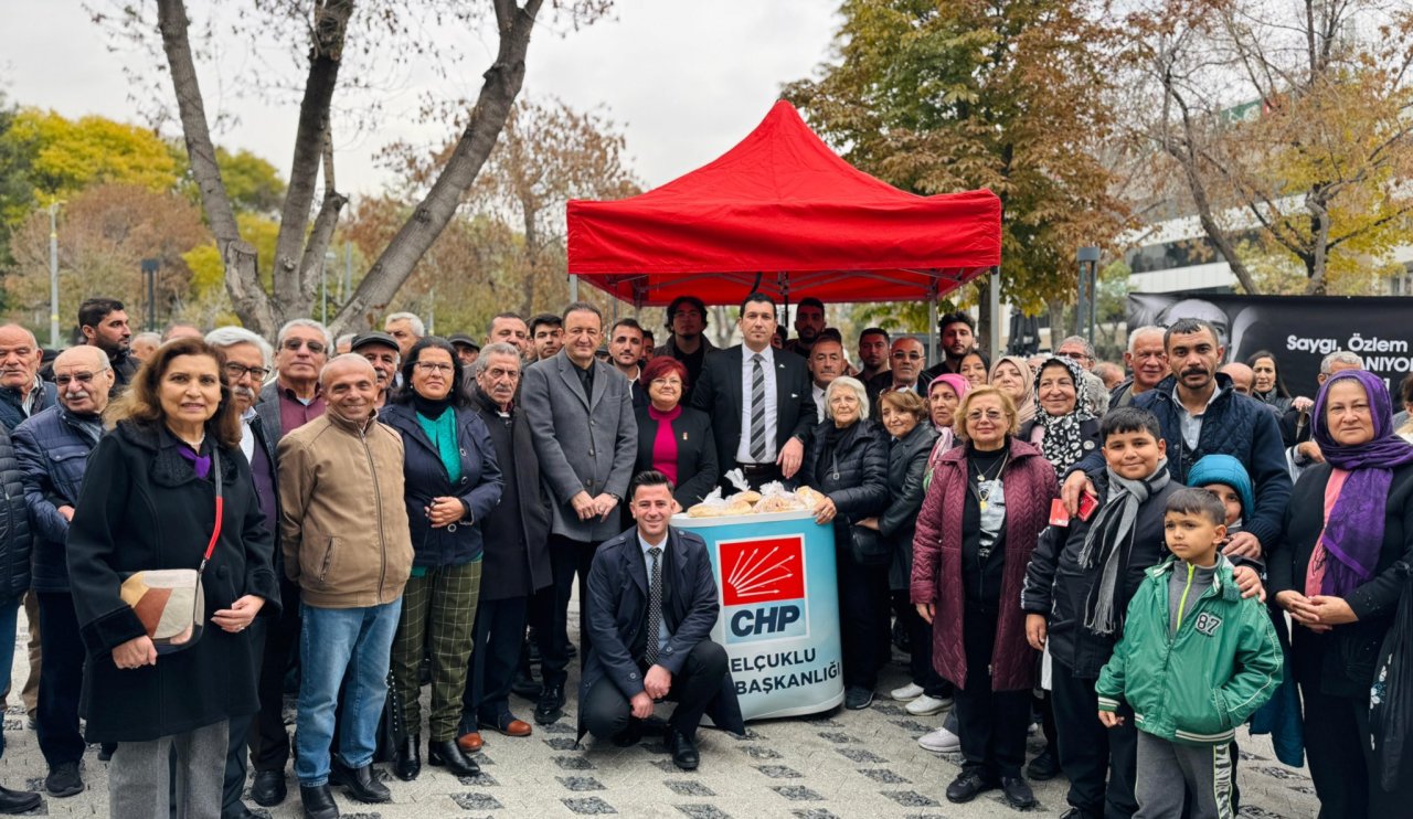 Konya’da Atatürk için lokma ve helva dağıttılar