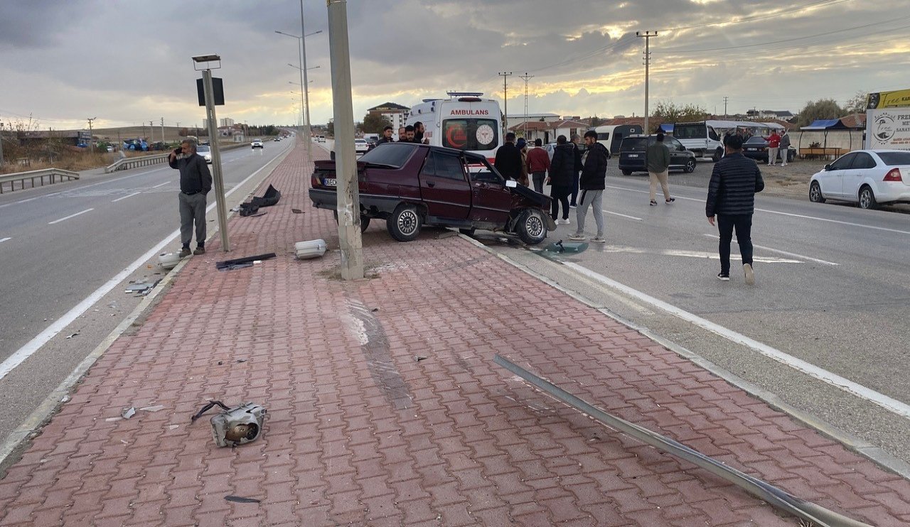 Konya'da kontrolden çıkan otomobil aydınlatma direğine çarptı