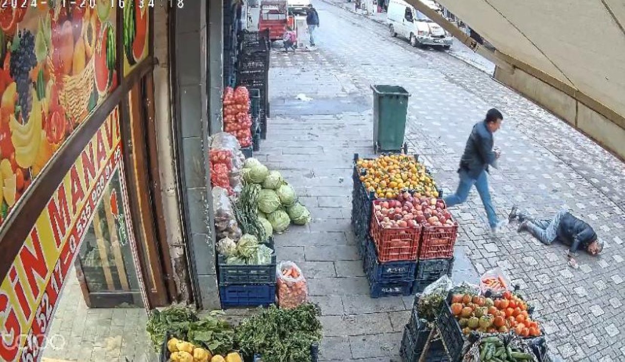 Kaldırımda fenalaşan adamın ölümü, güvenlik kamerasına yansıdı