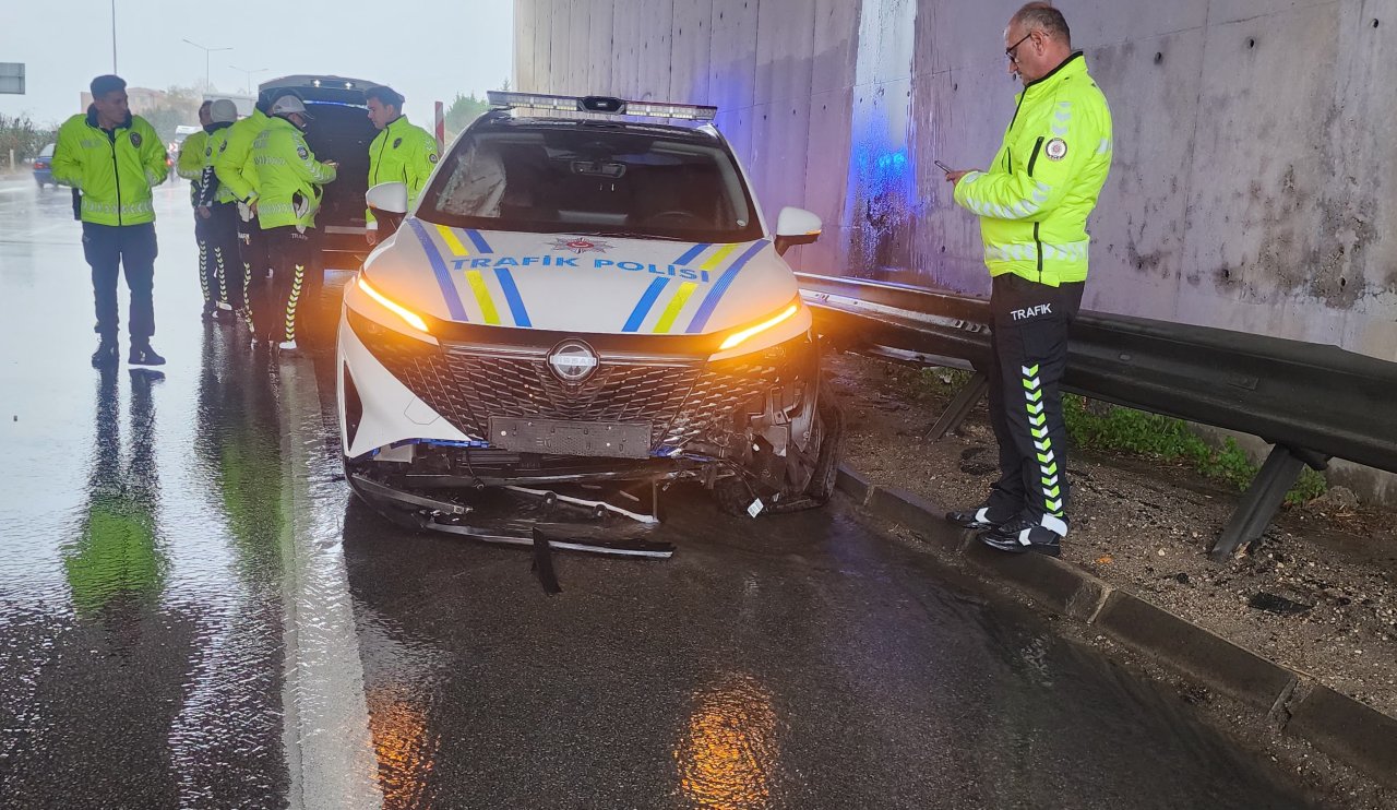 Yağışlı hava sebebiyle peş peşe kaza meydana geldi! Polis cipi kullanılamaz hale geldi