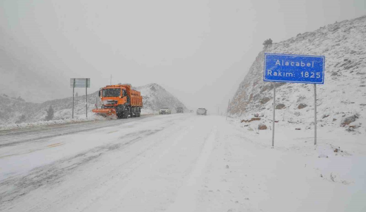 Seydişehir- Antalya yolunda kar kaç santimetreye ulaştı?