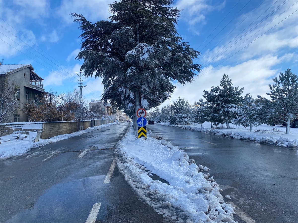 Sarayönü'nde kar yağışı ulaşımı aksatıyor!