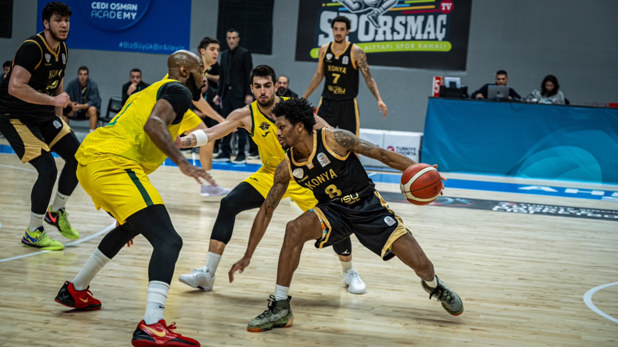 Basketbolda Büyükşehir’den lidere baskın