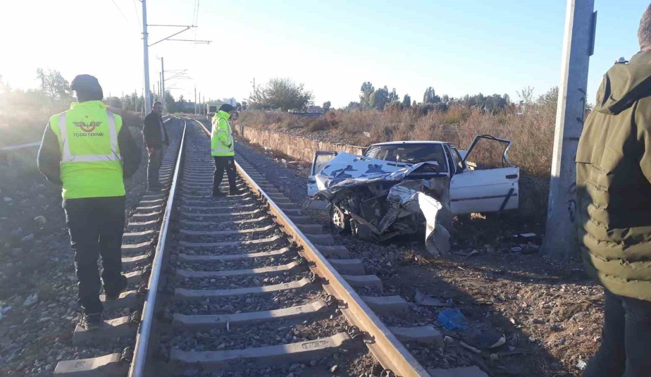 Konya-Ankara seferini yapan tren otomobile çarptı