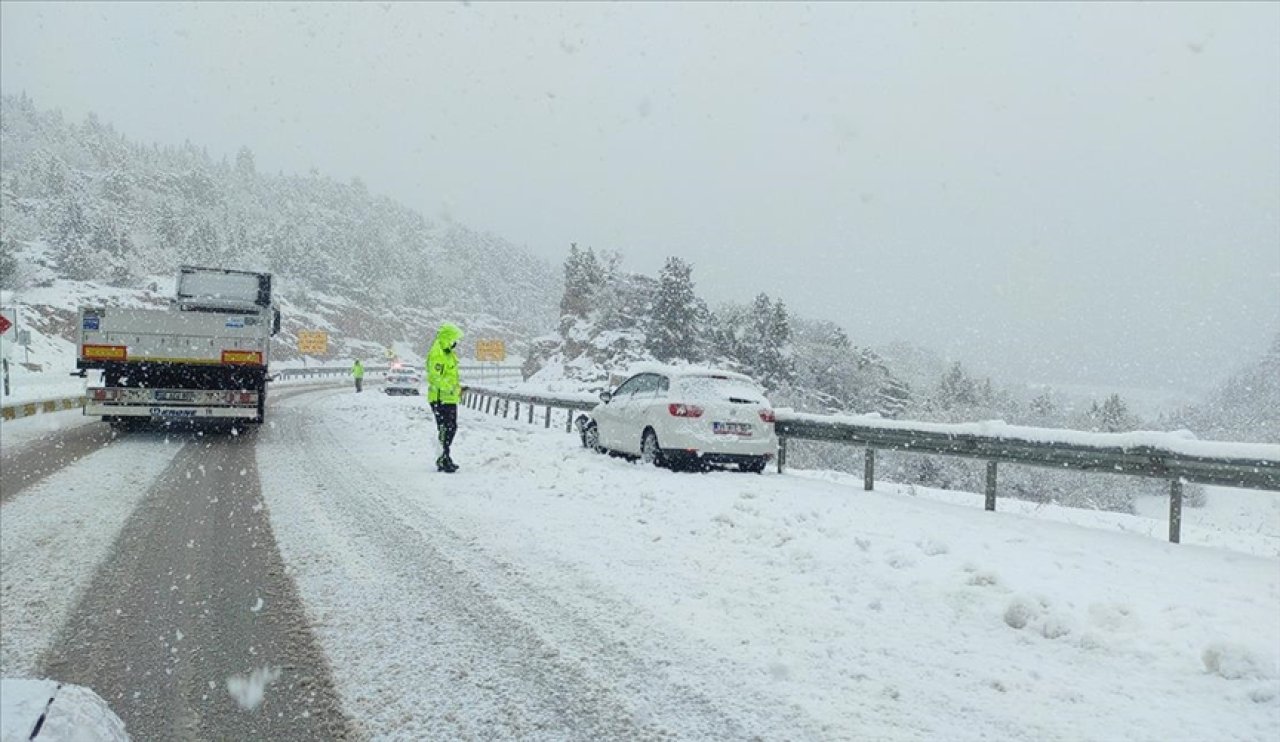 Konya'da kar ulaşımı felç etti! 4 yol trafiğe kapandı