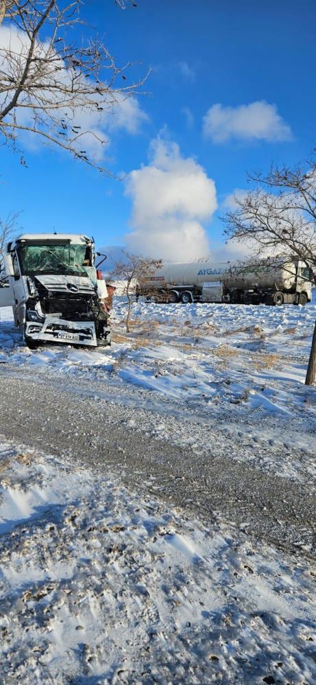 Konya’da feci kaza! Tır tankere çarptı