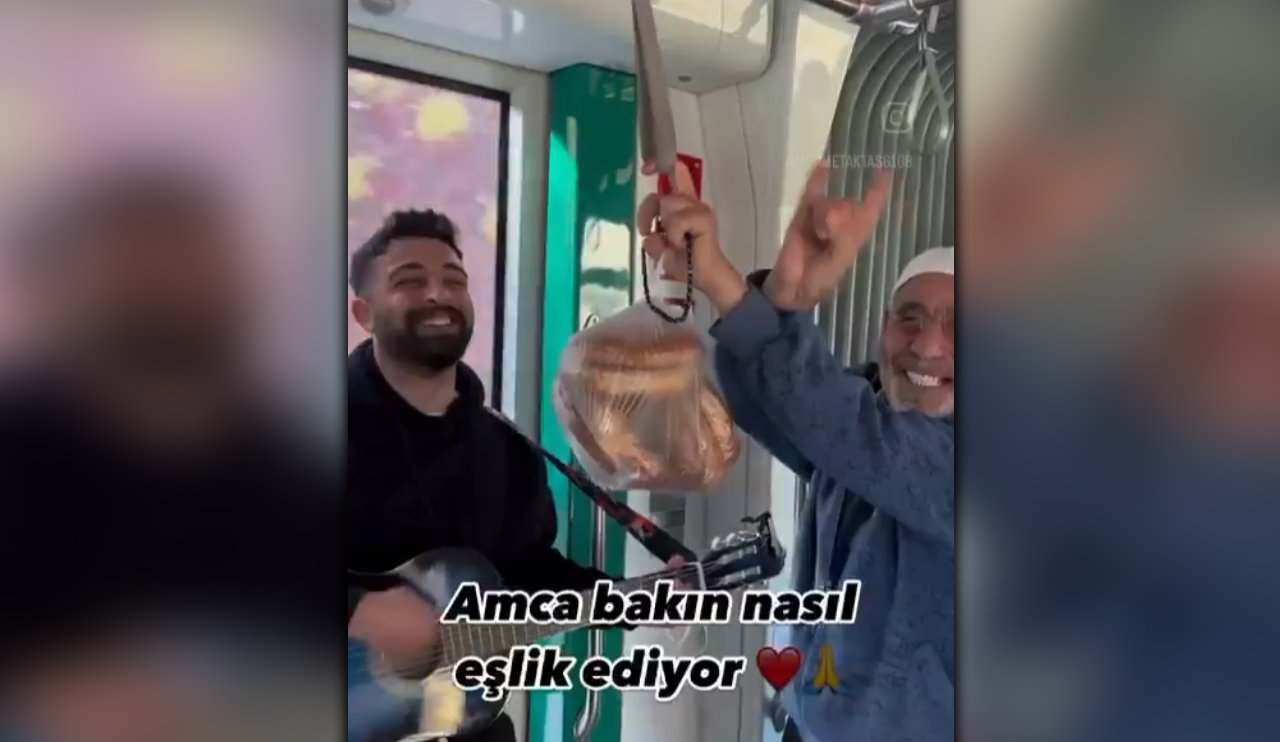 Konyalı yaşlı adam, tramvayda sokak sanatçısıyla birlikte şarkı söyledi