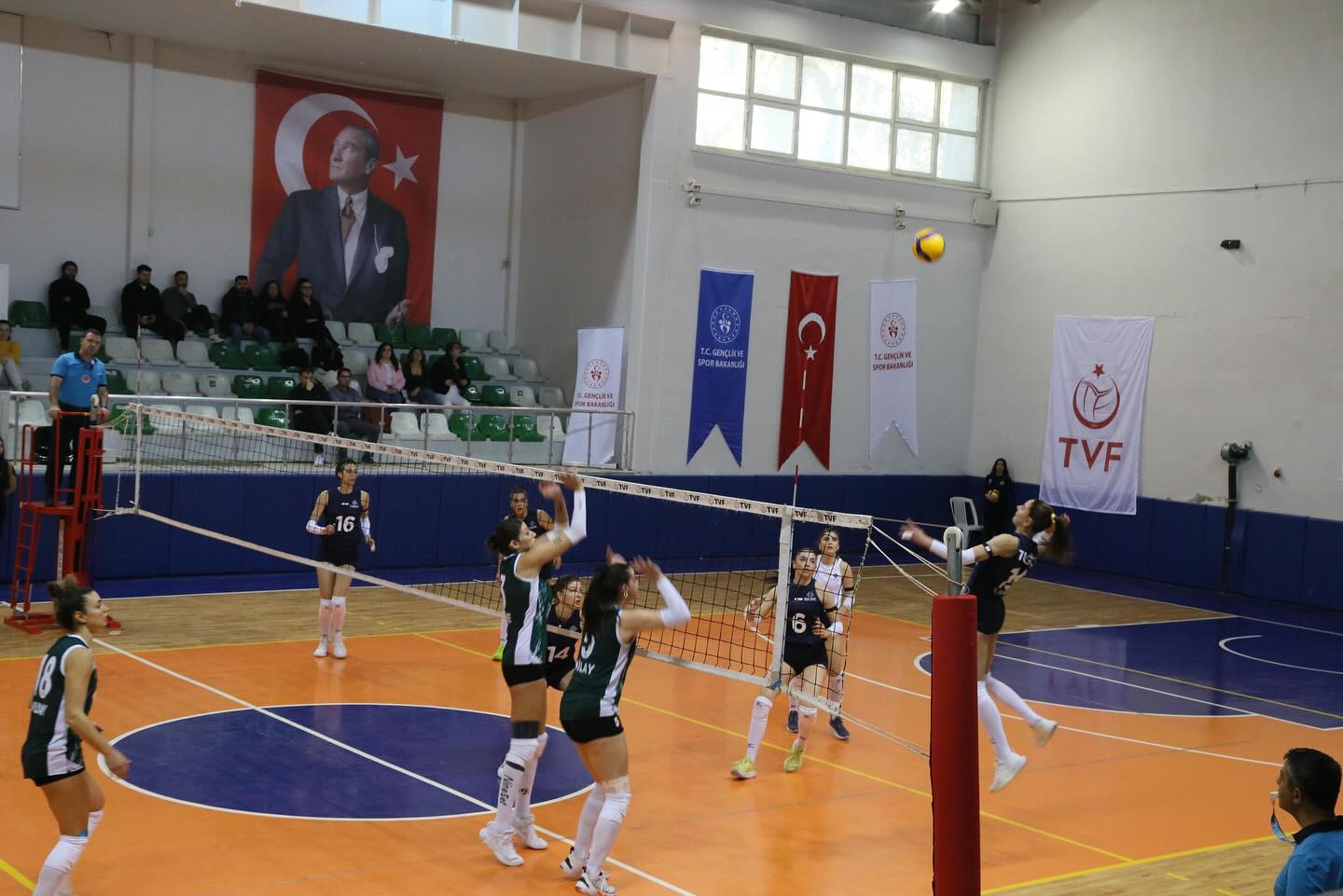 Voleybolda Ereğli Belediyespor, ilk devreyi yenilgiyle kapattı