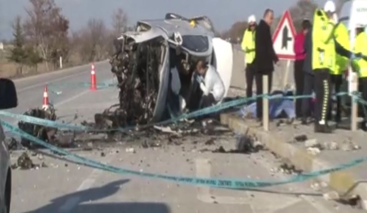 Konya'da kontrolden çıkan araç refüje çarptı: 3 ölü