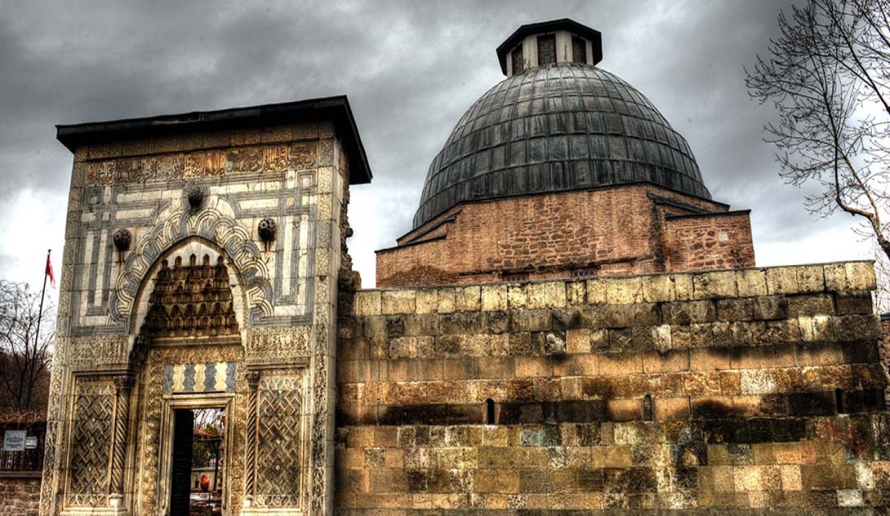 Konya'da gezilecek yerler: Karatay Medresesi Ve Çini Eserler Müzesi