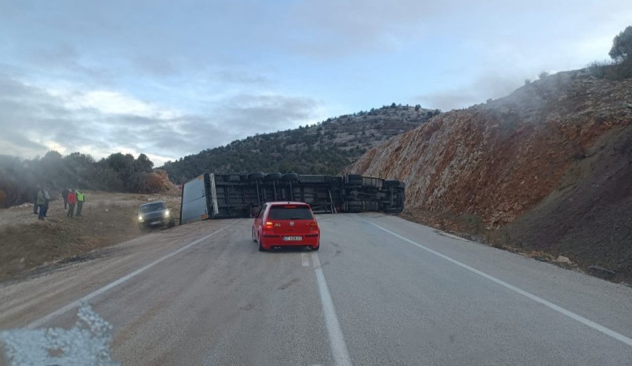 Konya-Antalya yolundaki kaza trafiği kilitledi!