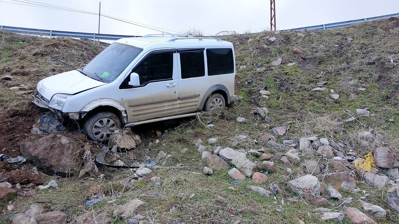 Genç sürücü direksiyon hakimiyetini kaybetti: Şarampole uçtu!