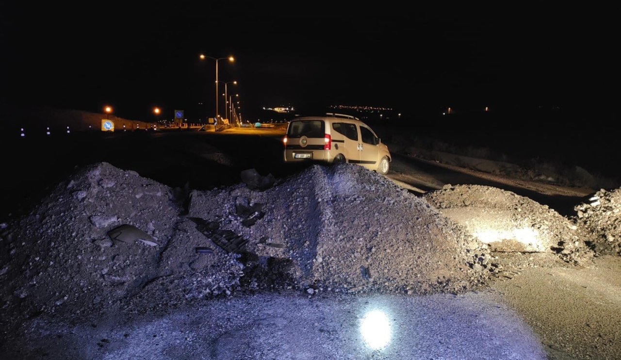 Kulu'da direksiyon hakimiyeti kayboldu araç kum yığınına çarptı