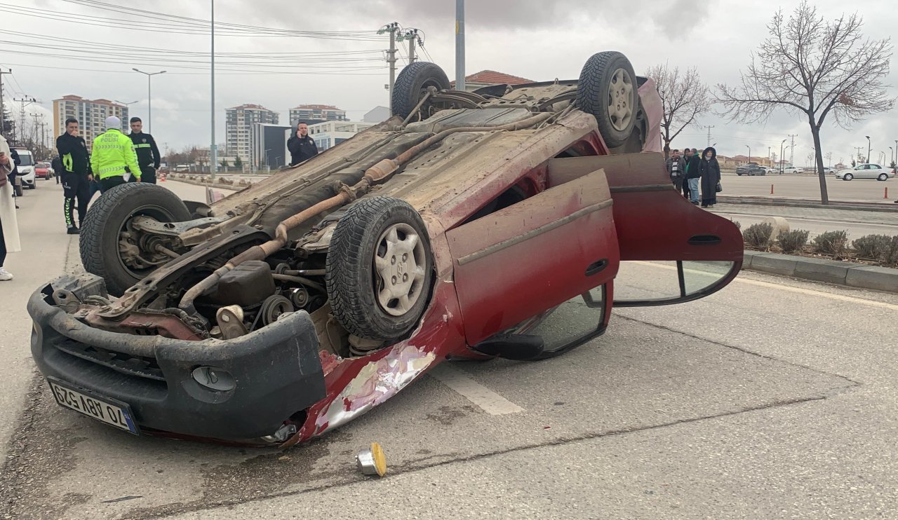 Kontrolden çıkan otomobil ters dönerek yol ortasında takla attı