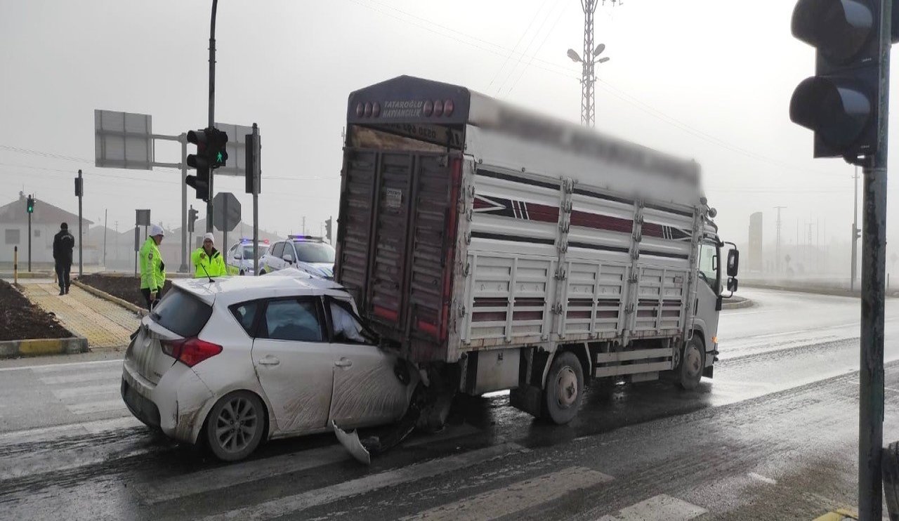 Konya’da trafik kazasında otomobil sürücüsü sıkıştı