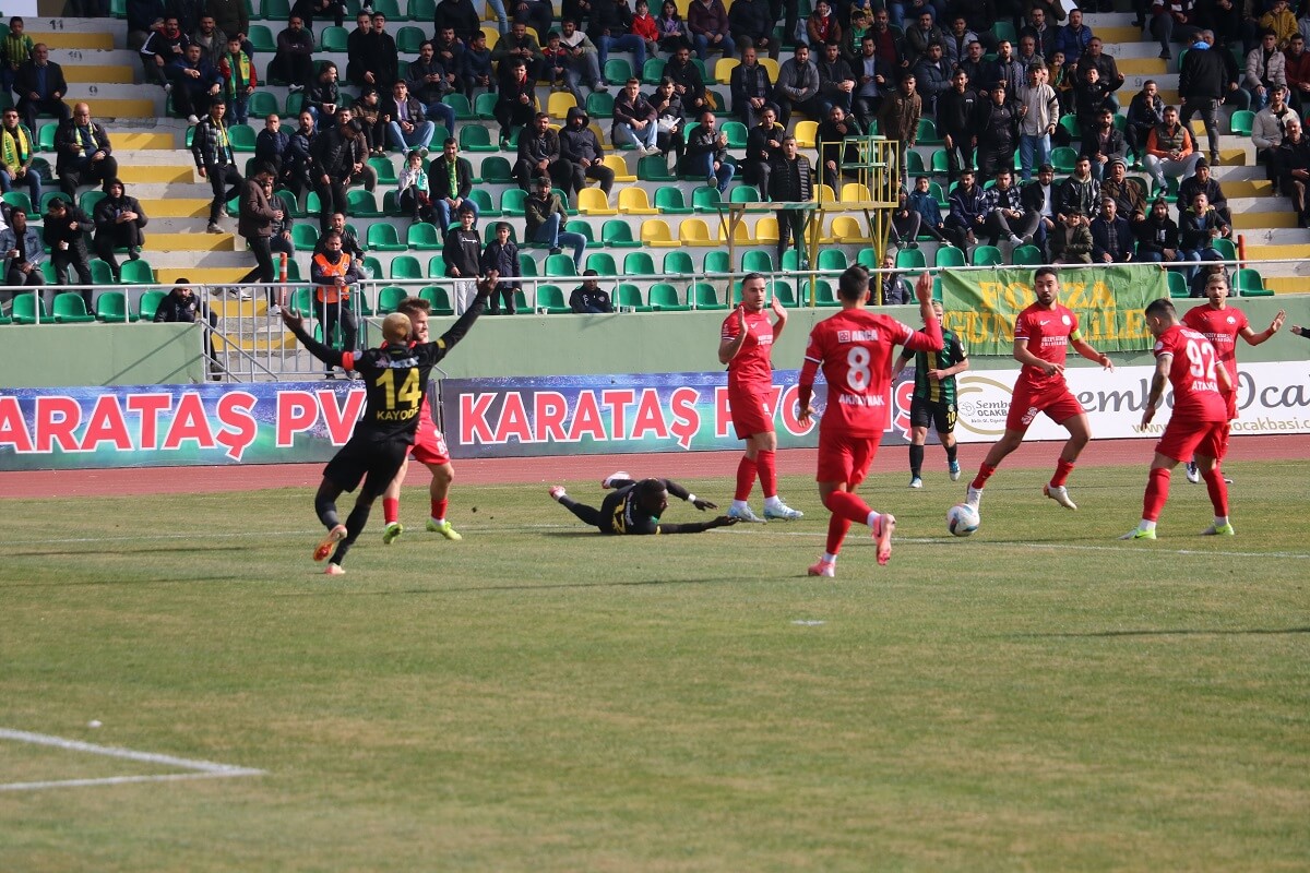 Konyaspor’un rakibi zirve yarışında yara aldı