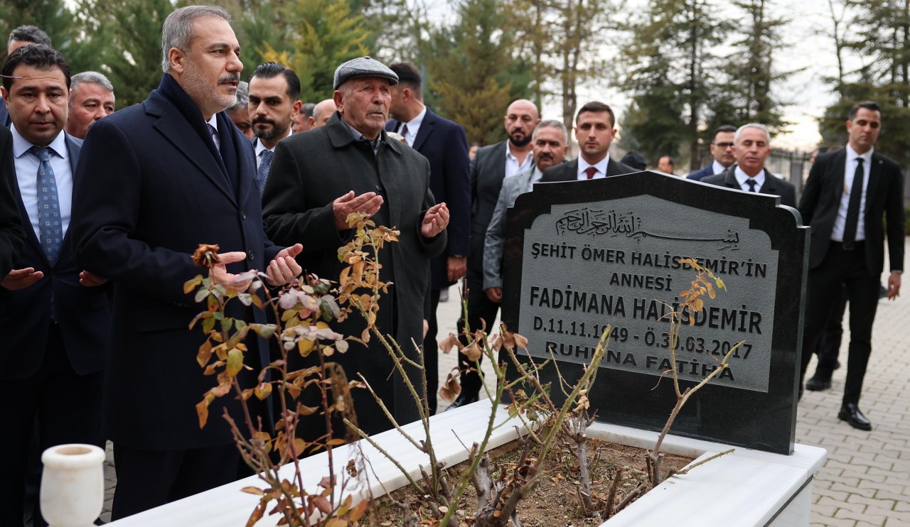 Bakan Fidan'dan  Şehit Astsubay Ömer Halisdemir'in kabrine anlamlı ziyaret