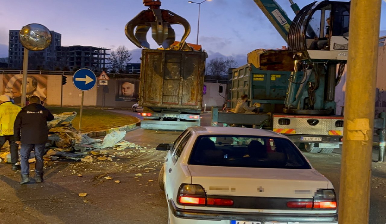 Kamyon alt geçide takıldı, trafik felç oldu!