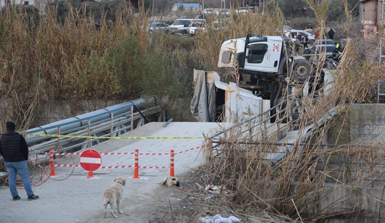 Köprü çöktü, kamyon dereye sürüklendi