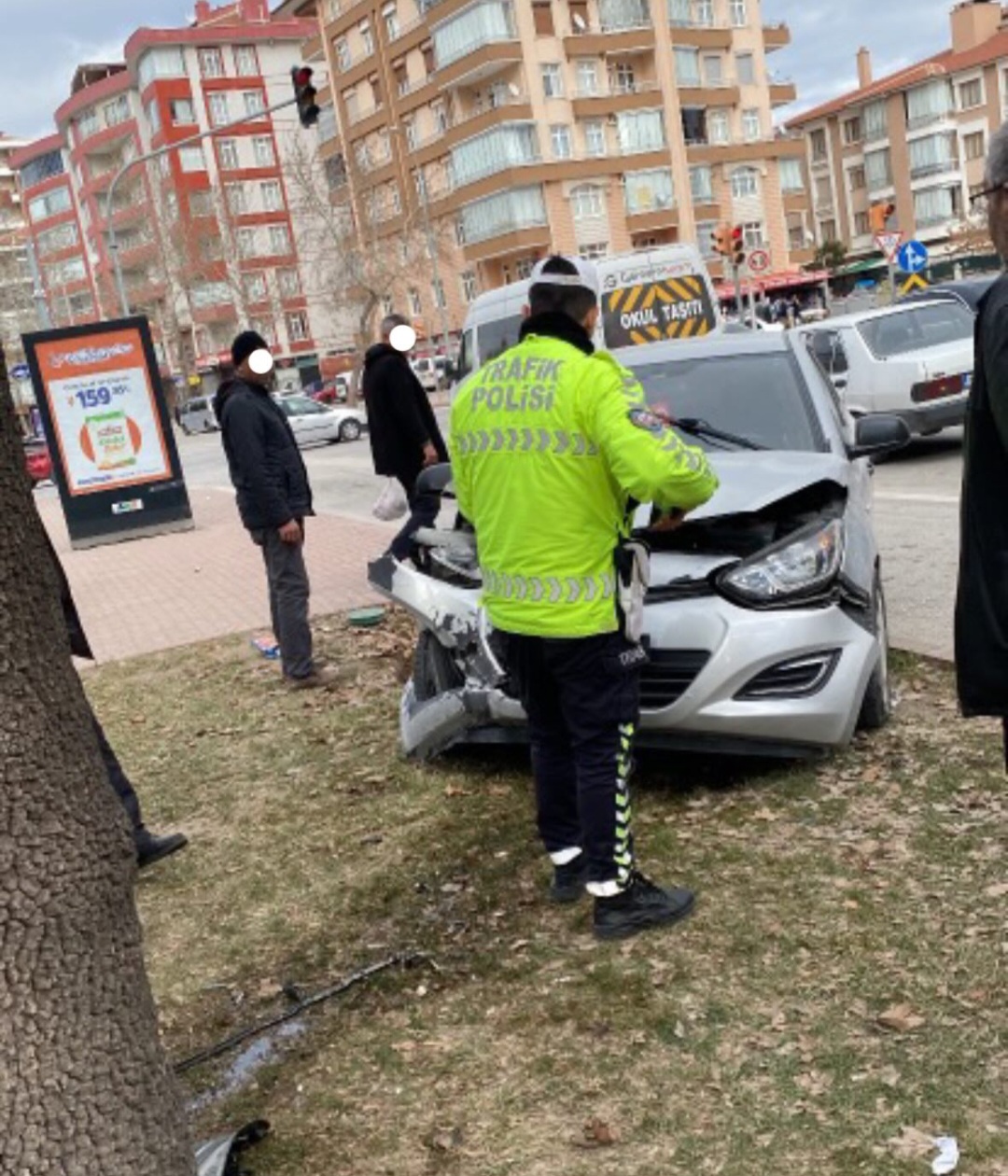 Fetih Caddesi’nde korkutan kaza: Araç ağaca çarptı