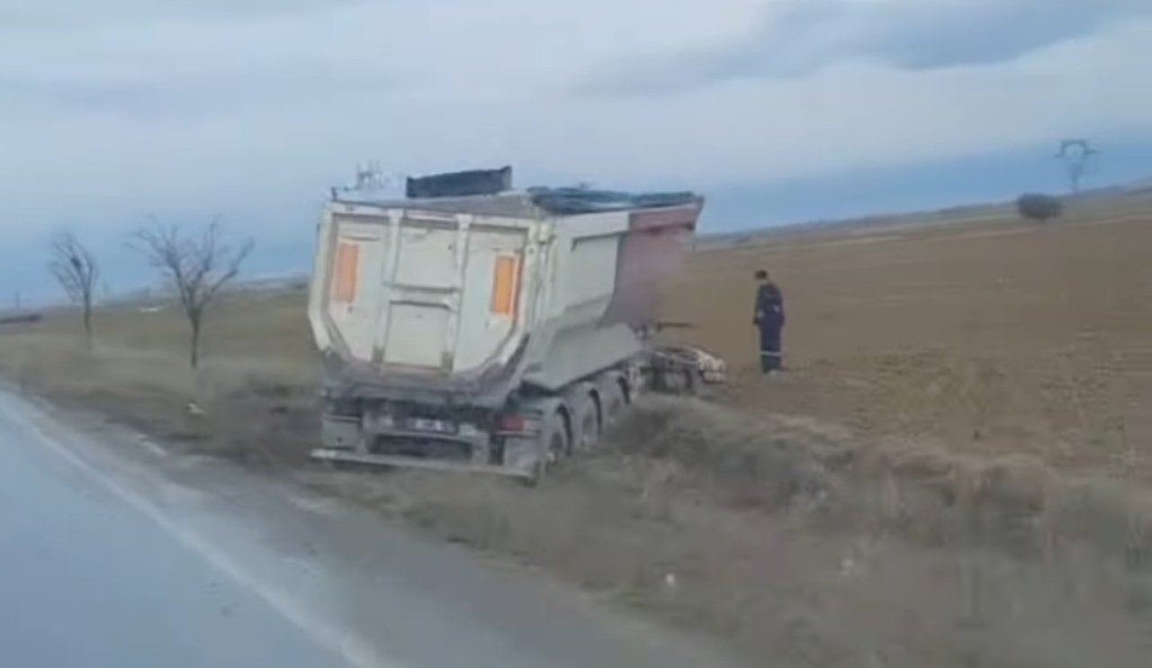 Konya'da kaza! Hafriyat kamyonu yol kenarına savruldu