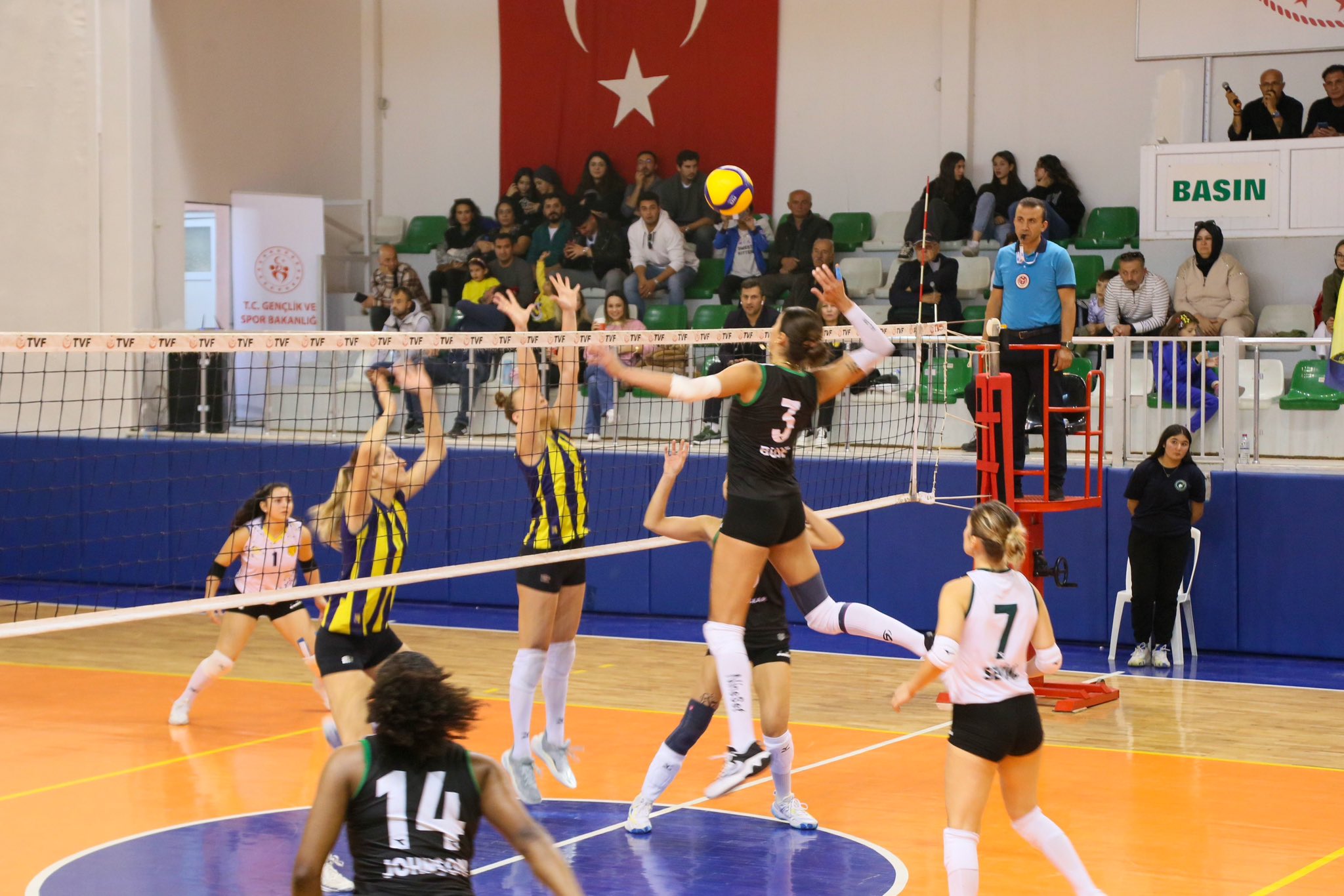 Voleybolda Ereğli Belediyespor, Ankara'dan üzgün döndü