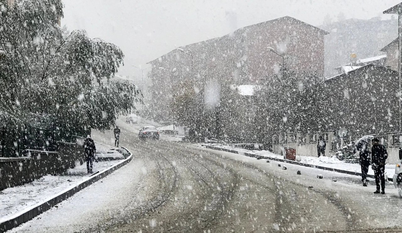 Konya'ya beklenen kar geldi! Bu bölgeye kar yağışı başladı