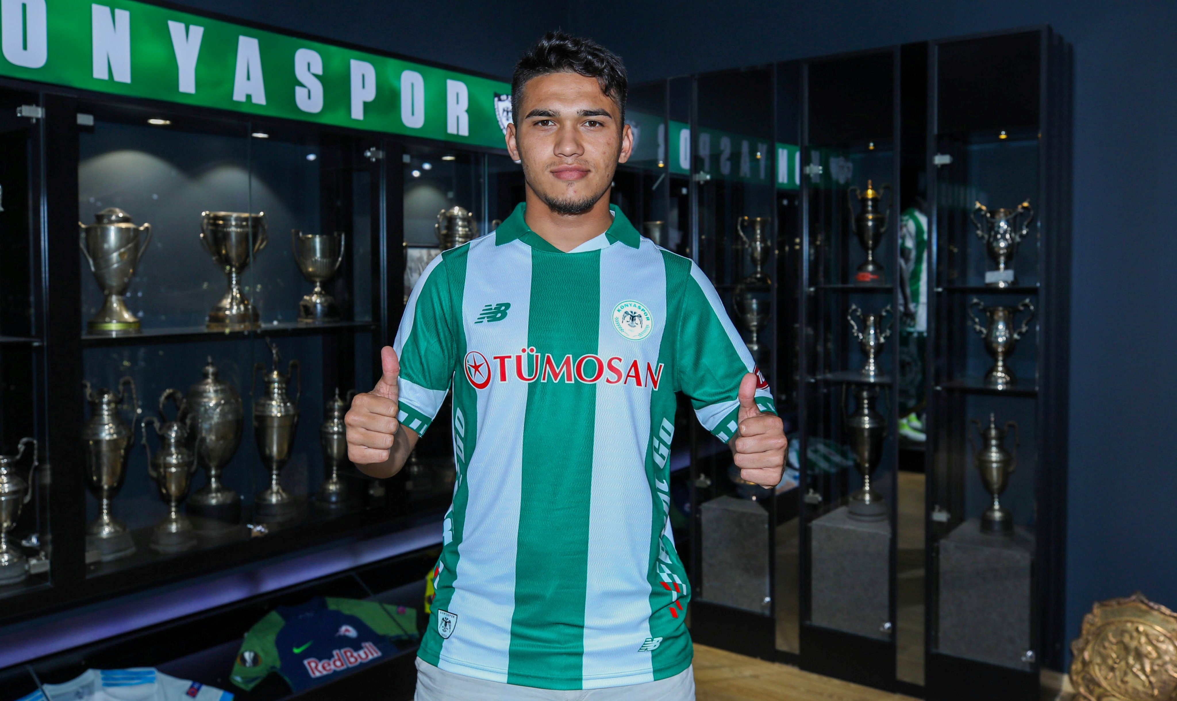 Konyaspor'da Abdurrahman Üresin imzayı attı! Genç oyuncudan ilk açıklama