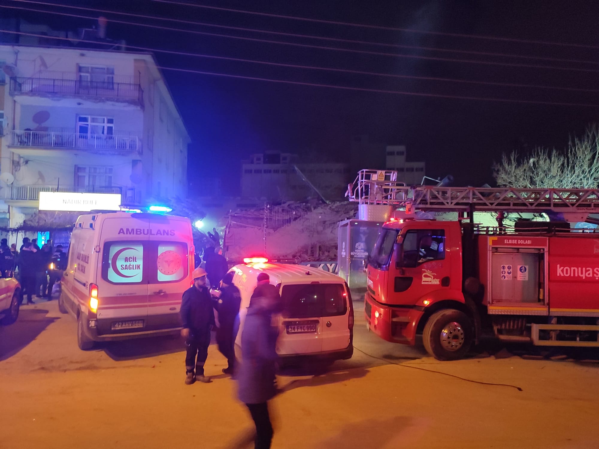 Konya'da bina çöktü! Konya Valisinden ilk açıklama