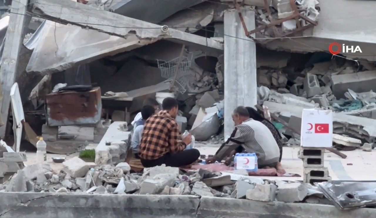 Türk Kızılay, Gazze'deki yardımlarını sürdürüyor: Molozlar arasında iftar sofrası