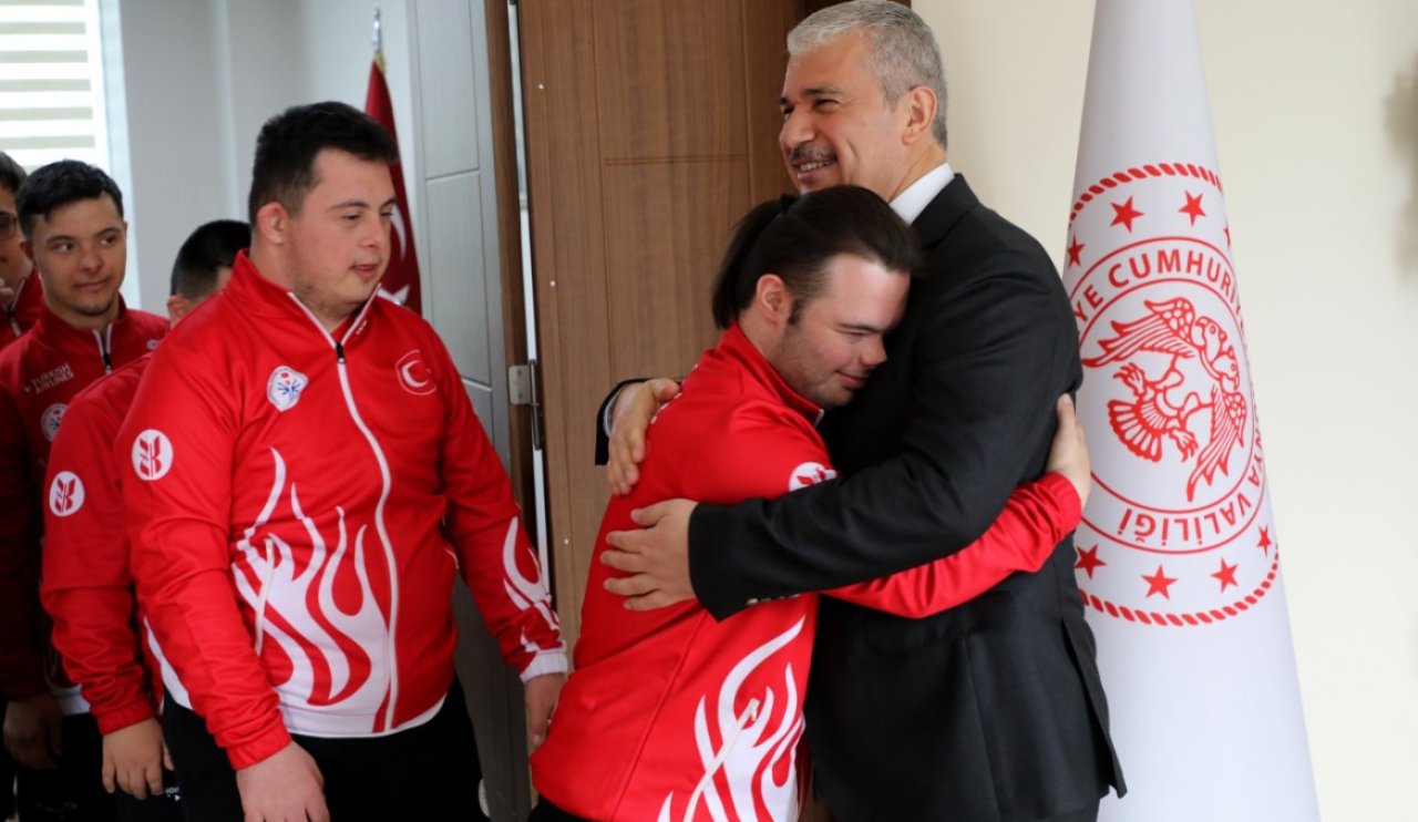 Vali Akın, Down Sendromlu Futsal Milli Takımını makamında ağırladı