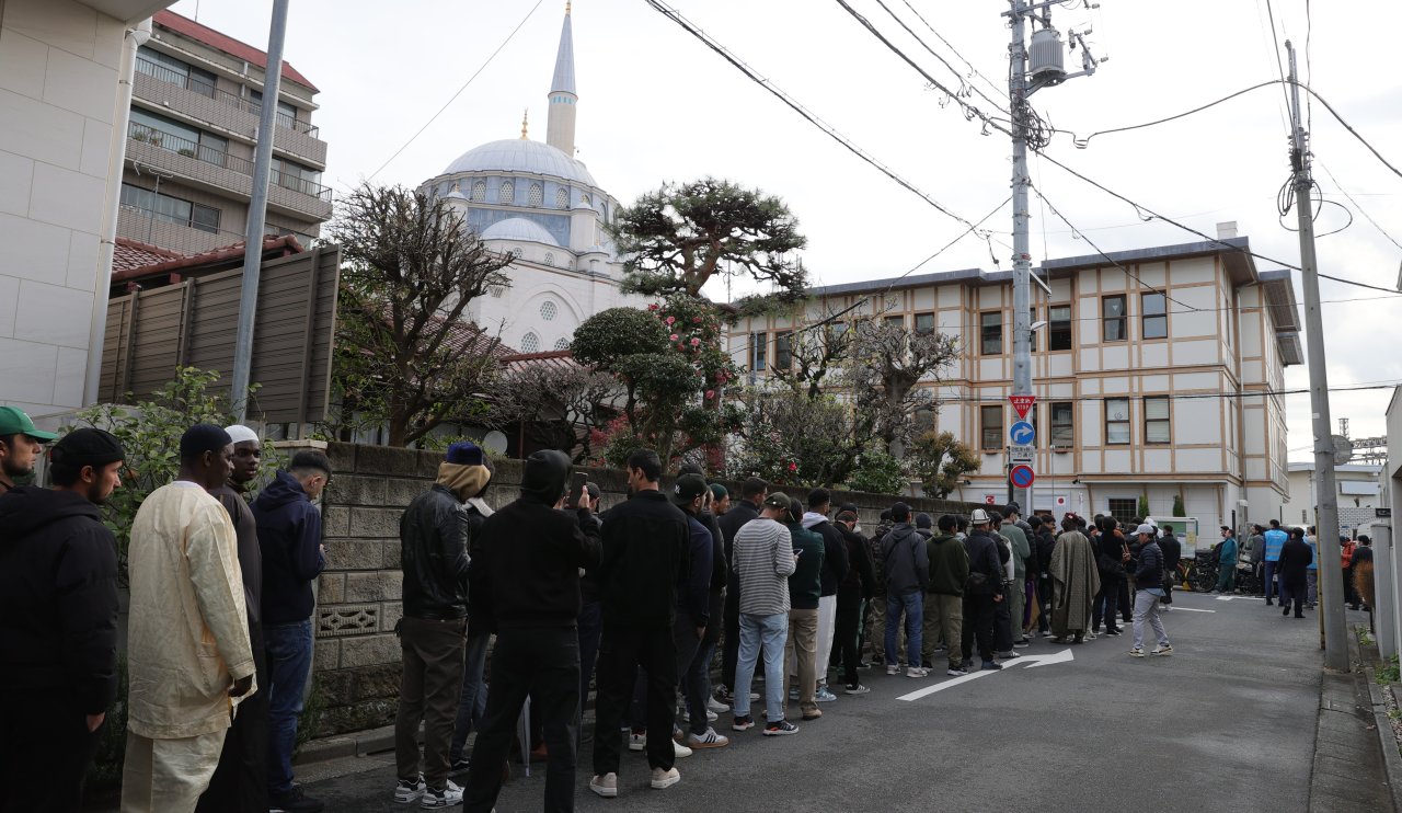Vatandaş camiye akın etti bayram namazı 3 kez kılındı