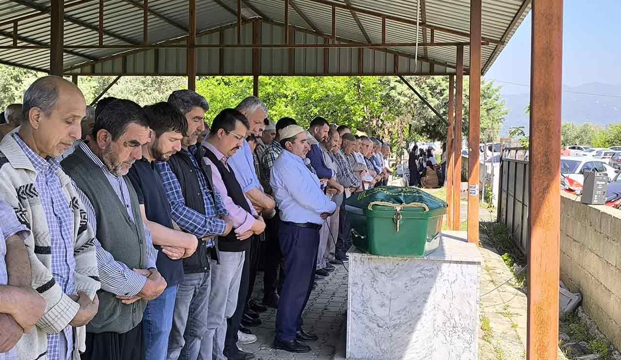 Cani Koca, Eşini Baltayla Öldürdü! Kadın Son Yolculuğuna Uğurlandı