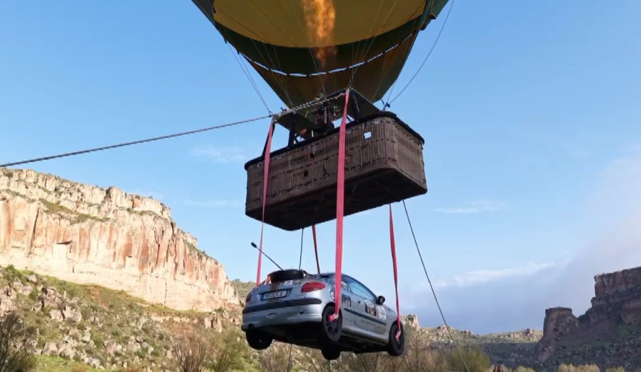 Turizmde Sınır Tanımadılar: Otomobil Balonla Uçtu