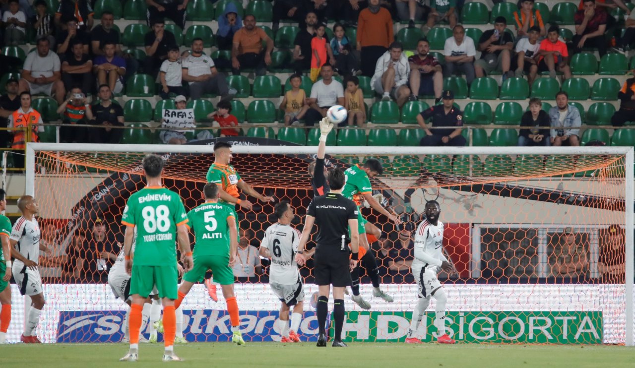 Konyaspor'un rakibi kritik 1 puanı cebine koydu
